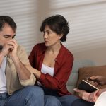 Errores que cometen los familiares de personas con adicciones y cómo evitarlos