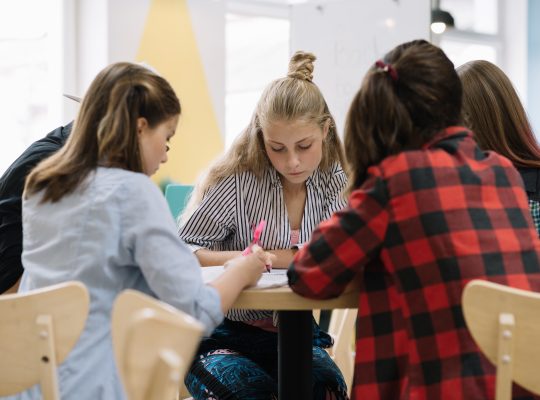 Talleres de prevención de adicciones en centros educativos: una inversión en salud y futuro